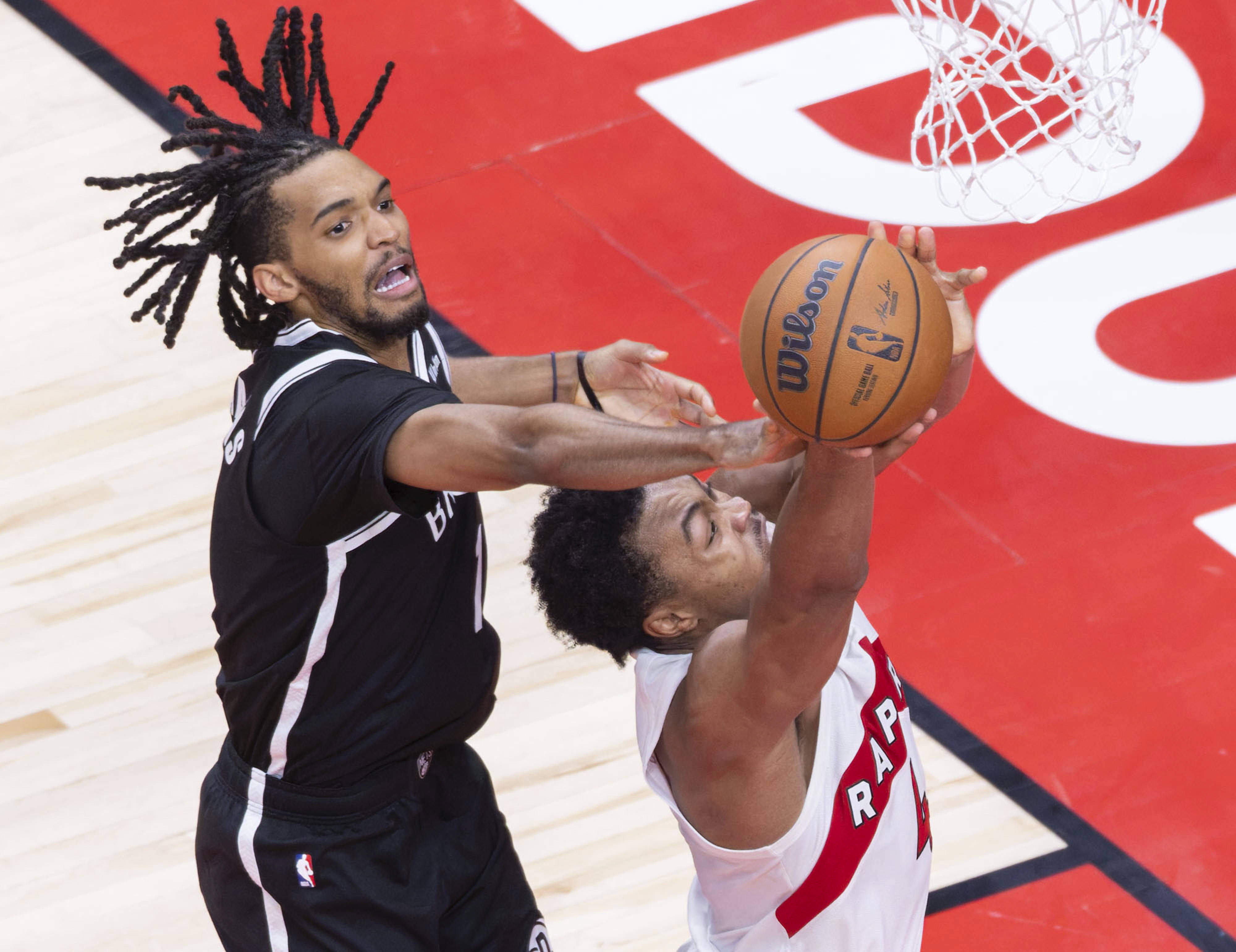 爱游戏官方-赛地聚焦——NBA总决赛关键时刻热度飙升，多伦多猛龙防线松动，信心回归，训练强度明显提升