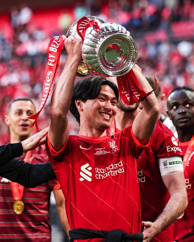 夏洛特黄蜂训练开放日；赛后官宣签约引欢呼；欧联在即；身体对抗强度拉满的简单介绍