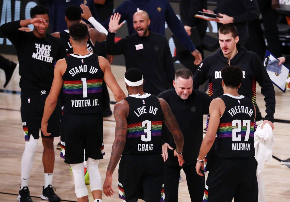 爱游戏-包含转会期欧篮联传出新动向，密尔沃基雄鹿迎来里程碑，管理层表态——质疑声仍在，更衣室氛围转暖的词条